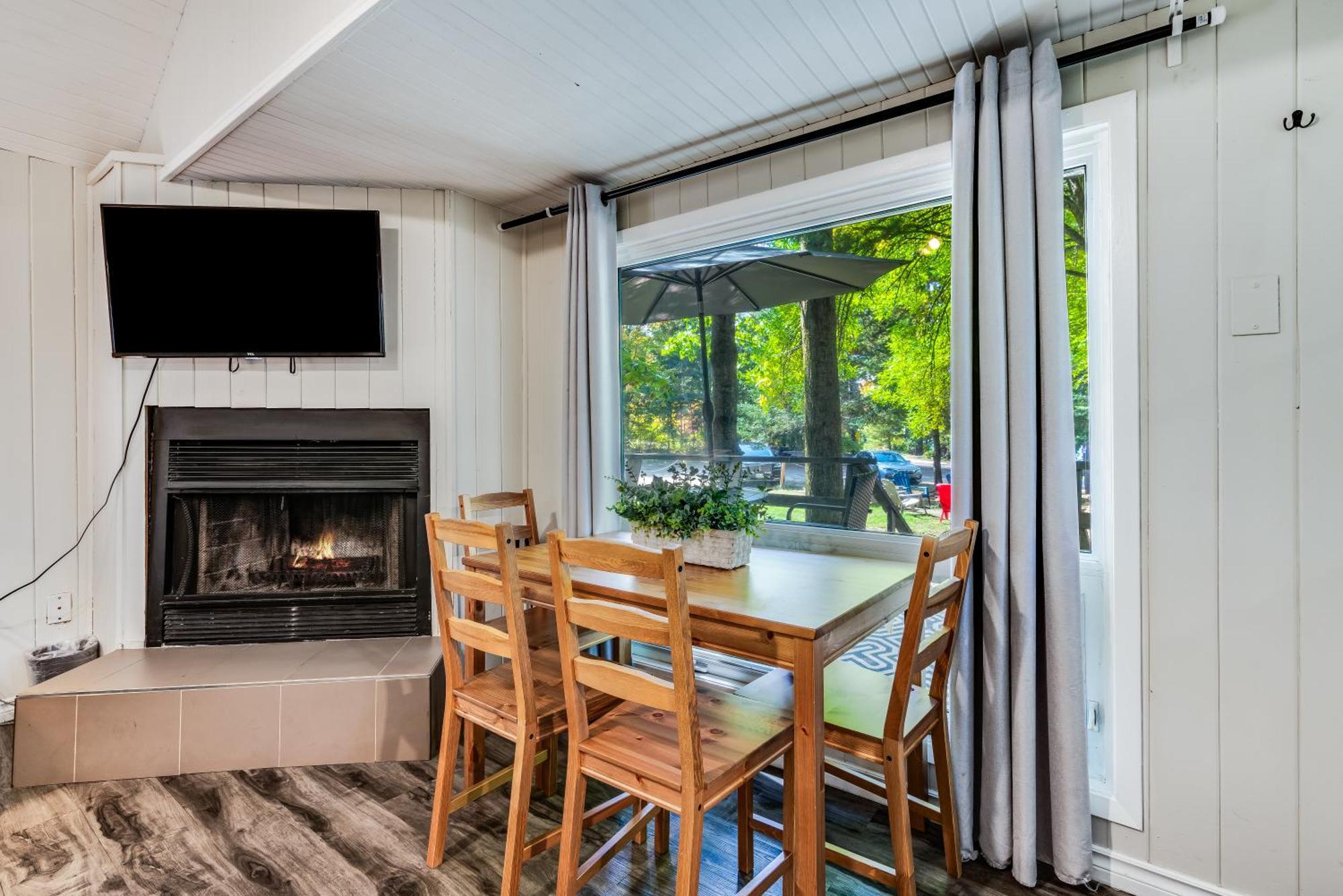 Вилла Muskoka Waterfront Retreat Dwight Экстерьер фото