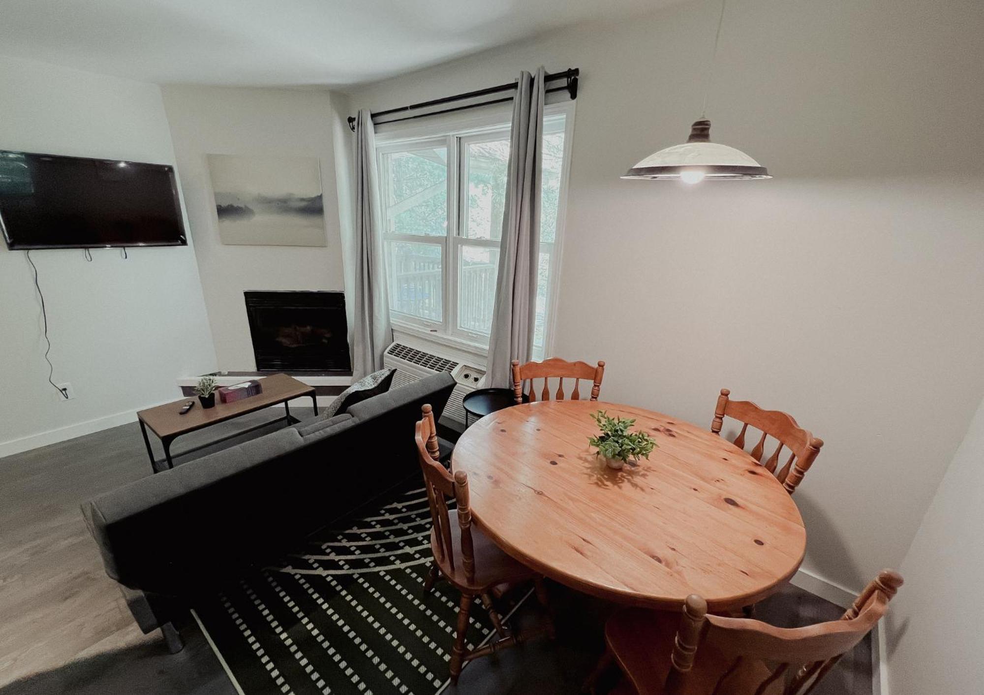 Вилла Muskoka Waterfront Retreat Dwight Экстерьер фото